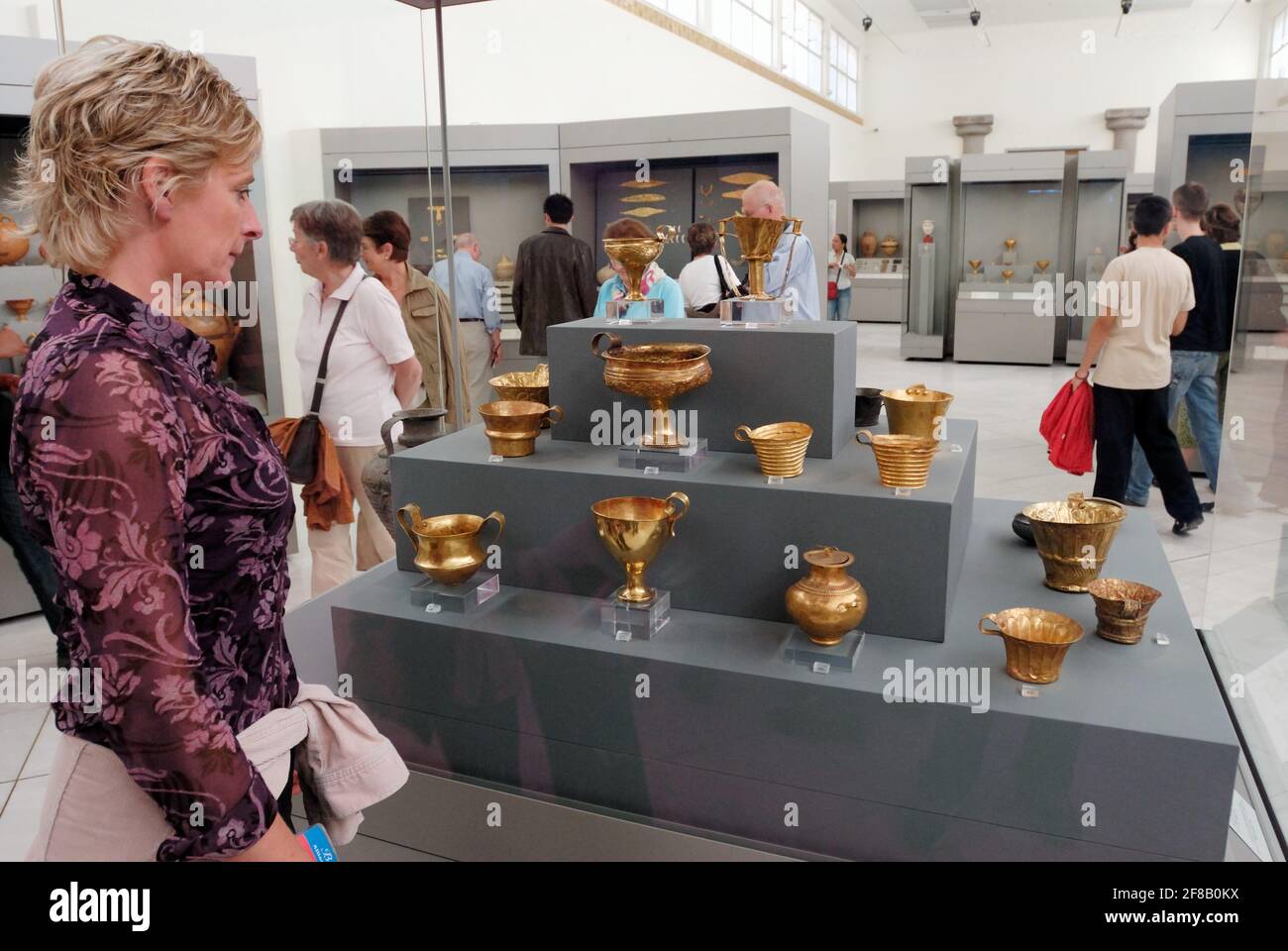 Il visitatore guarda le navi d'oro in una vetrina, il Museo Archeologico Nazionale, Atene, Grecia, Europa Foto Stock