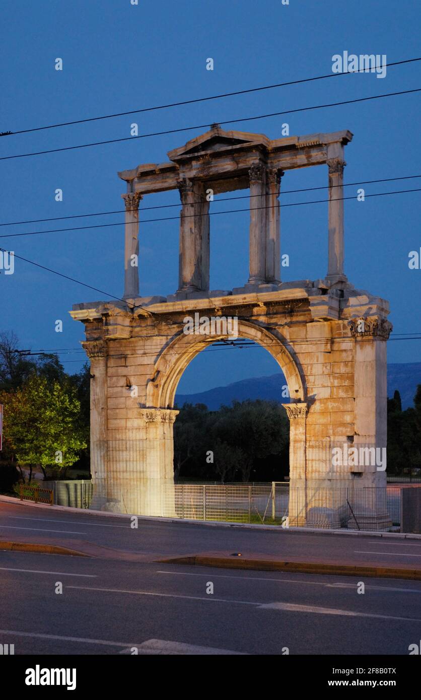 Arco di Adriano illuminato di notte, Porte d'Adrien, Atene, Grecia, Europa Foto Stock