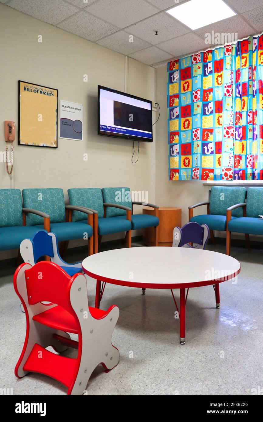 Sala d'attesa in una clinica pediatrica con tavolo e sedie piccoli e  colorati e tende colorate Foto stock - Alamy