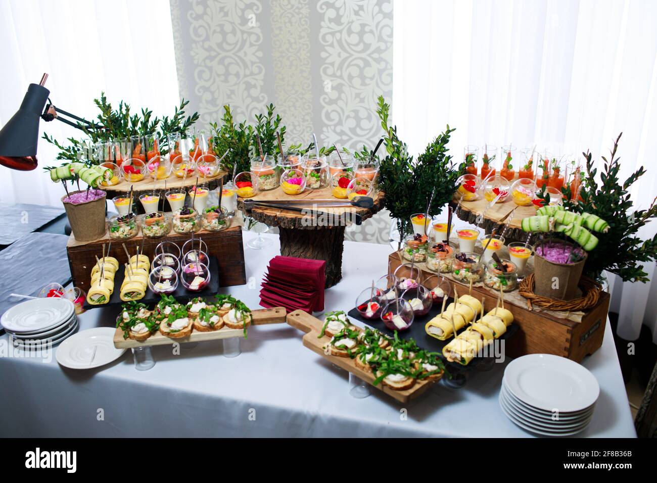 Servizio catering. Spuntini per gli ospiti sul tavolo. Foto Stock