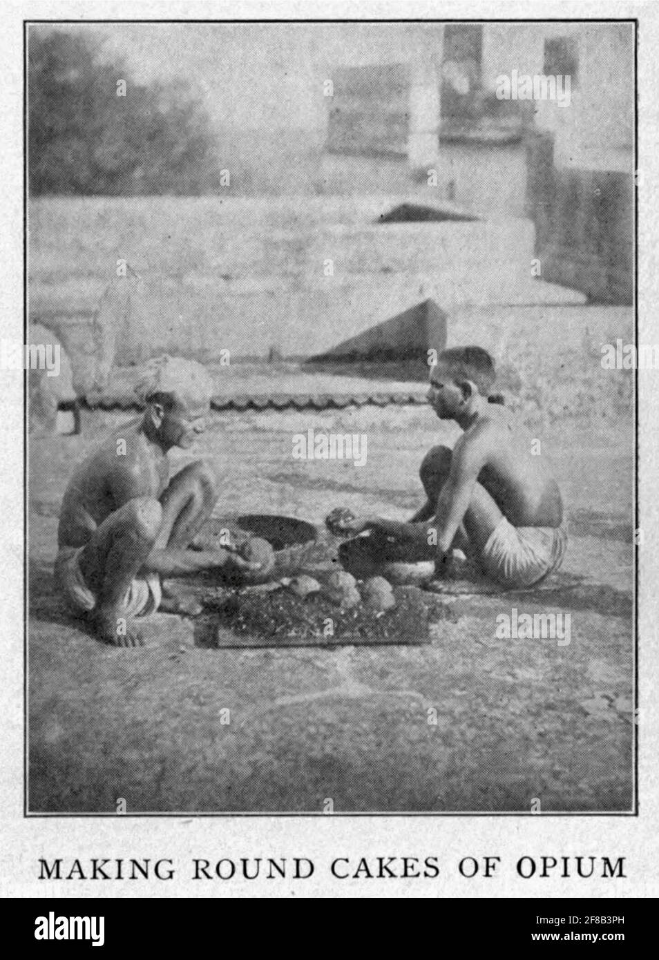 Fotografia iniziale di due indiani che fanno torte di oppio nel 1908 Foto Stock