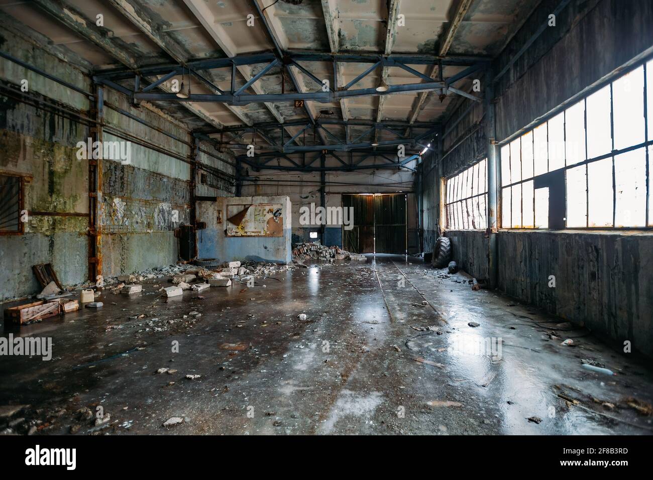 Vecchio abbandonato grande sala industriale. Magazzino vuoto. Foto Stock