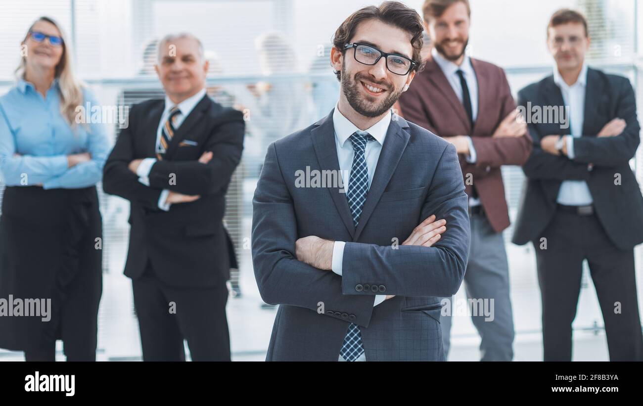 dipendente fiducioso di fronte ai suoi colleghi. Foto Stock