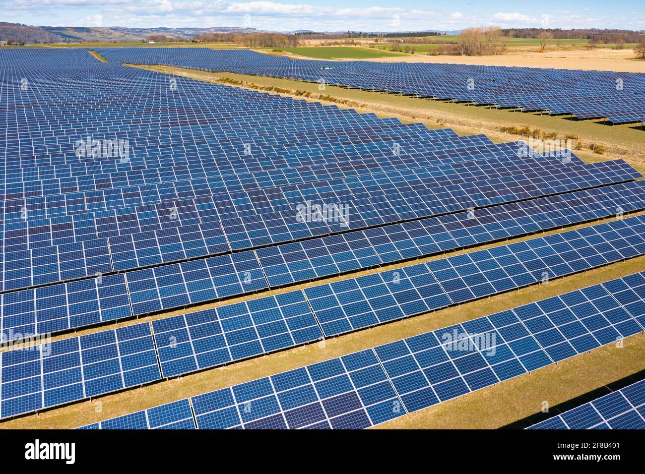 Vista aerea dal drone di pannelli solari in fattoria di energia solare in Scozia, Regno Unito Foto Stock