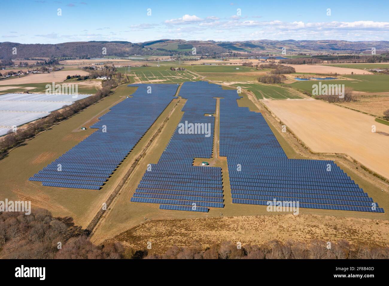 Vista aerea dal drone di pannelli solari in fattoria di energia solare in Scozia, Regno Unito Foto Stock