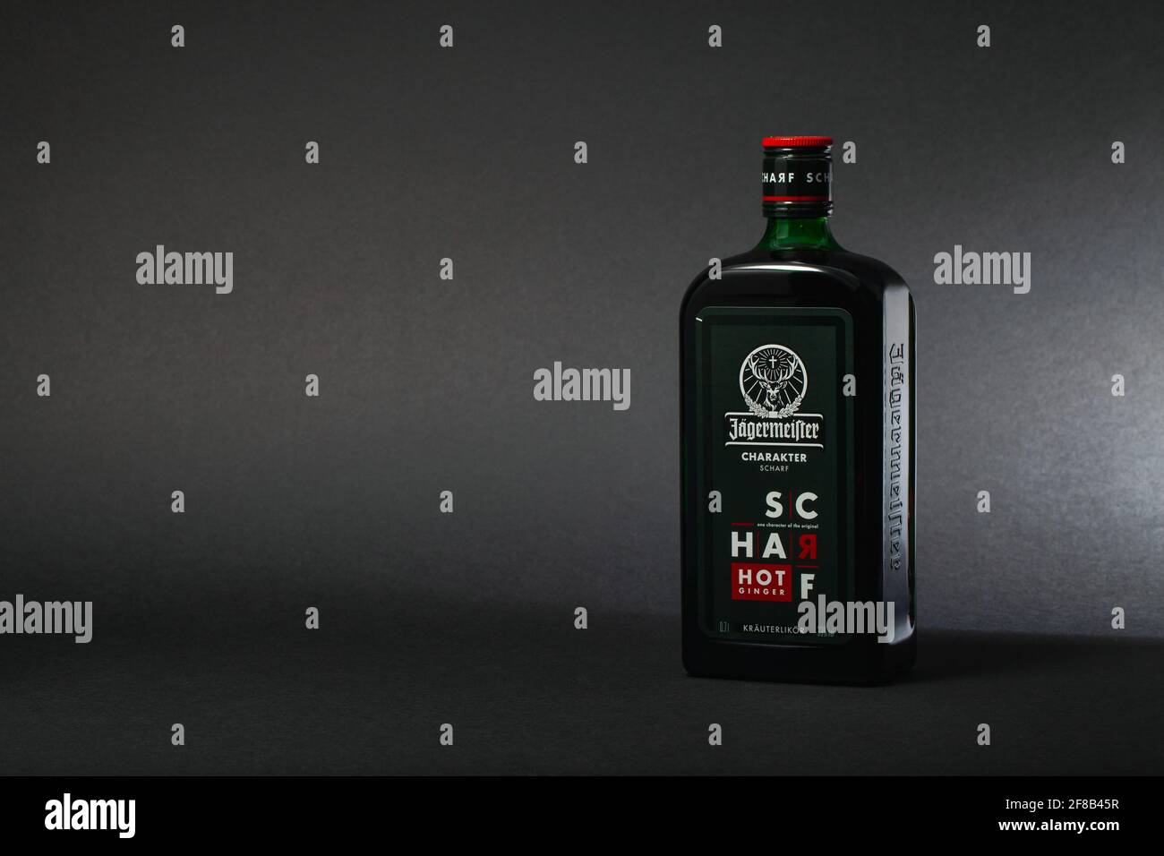 Praga, Repubblica Ceca - 12 Marzo ,2021: Bottiglia di Jagermeister su sfondo nero. Jagermeister è un digestivo tedesco composto da 56 erbe e spezie. Foto Stock