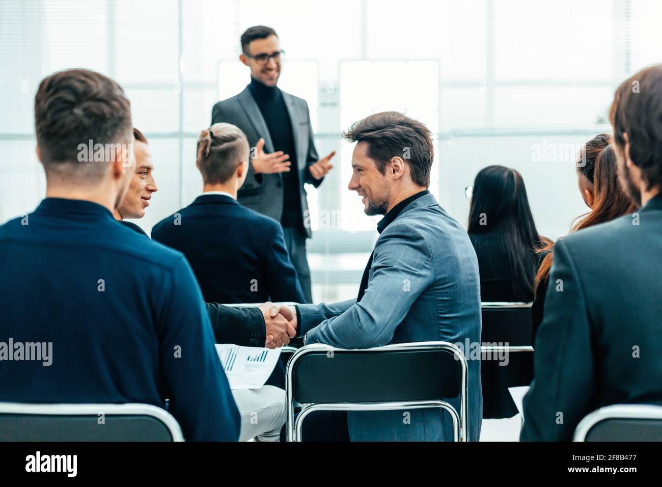 i dipendenti discutono di questioni finanziarie in un workshop. Foto Stock