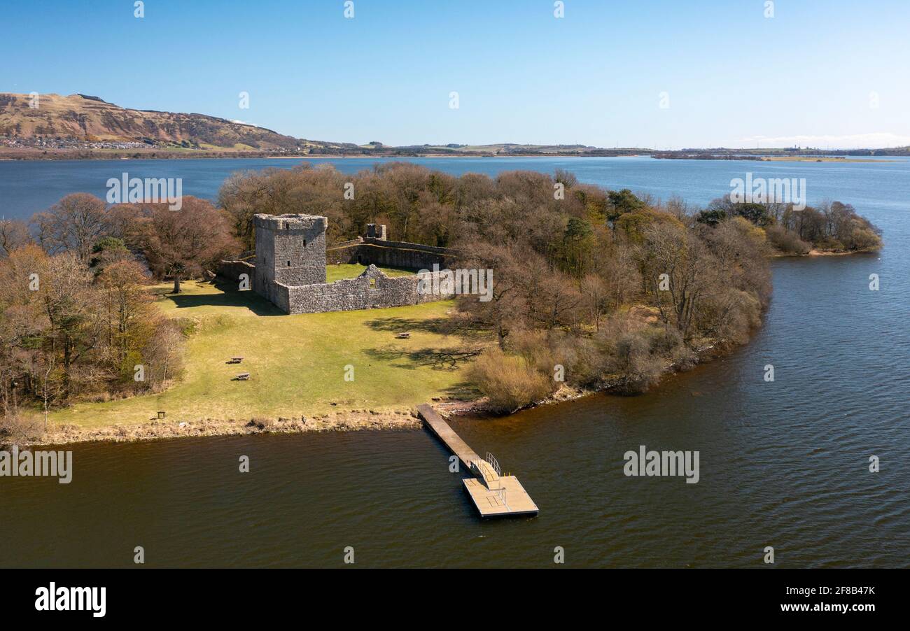 Vista aerea dal drone del castello di Lochleven (chiuso durante il periodo di chiusura della covid-19) sull'isola di Loch Leven, Perth e Kinross, Scozia, Regno Unito Foto Stock
