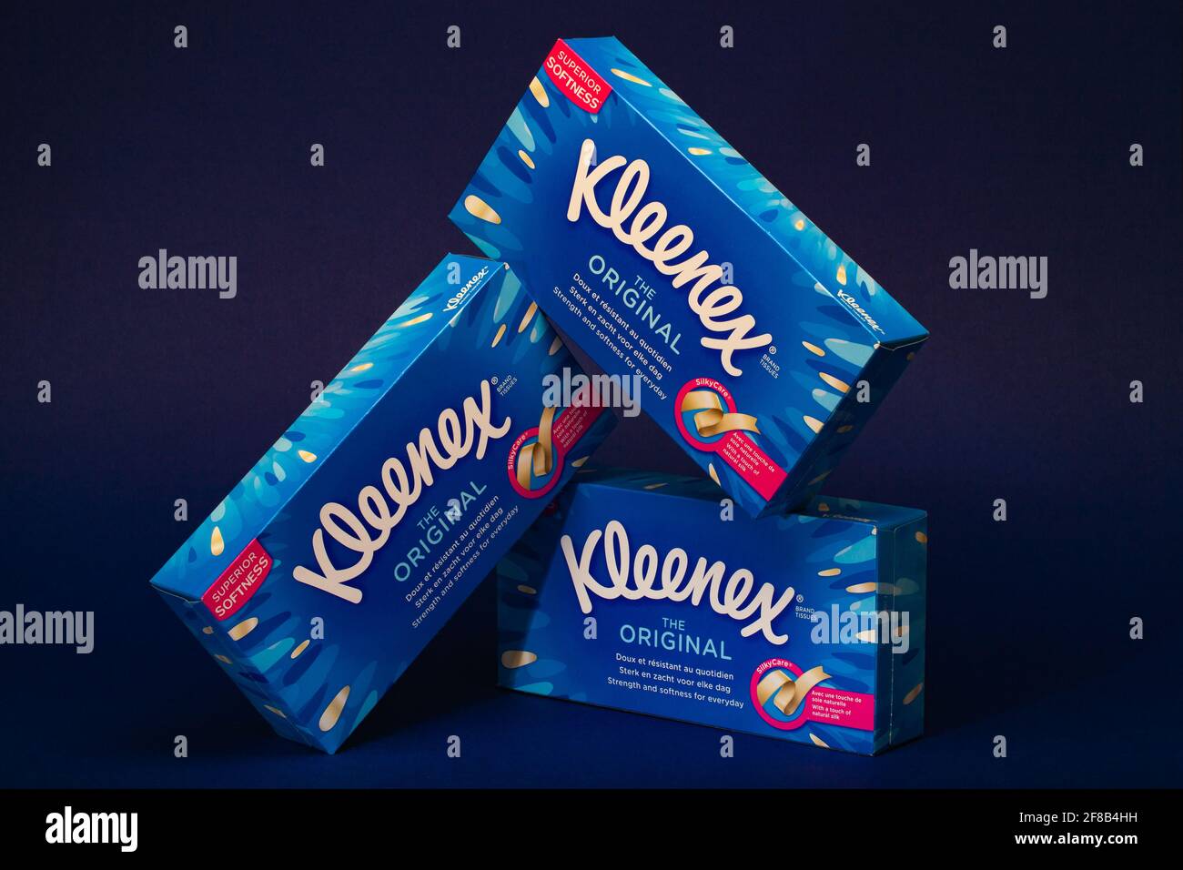 Praga, Repubblica Ceca - 12 Marzo ,2021: Una scatola di tessuti Kleenex sullo sfondo blu.Kleenex è un marchio per una varietà di prodotti a base di carta Foto Stock