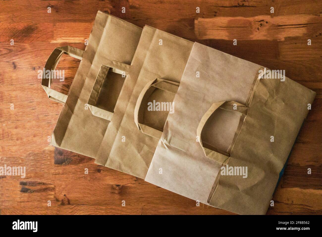 sacchetti di carta su una superficie di materiale di legno Foto Stock