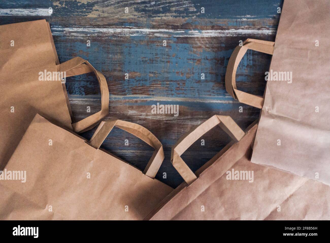 sacchetti di carta su una superficie di materiale di legno Foto Stock