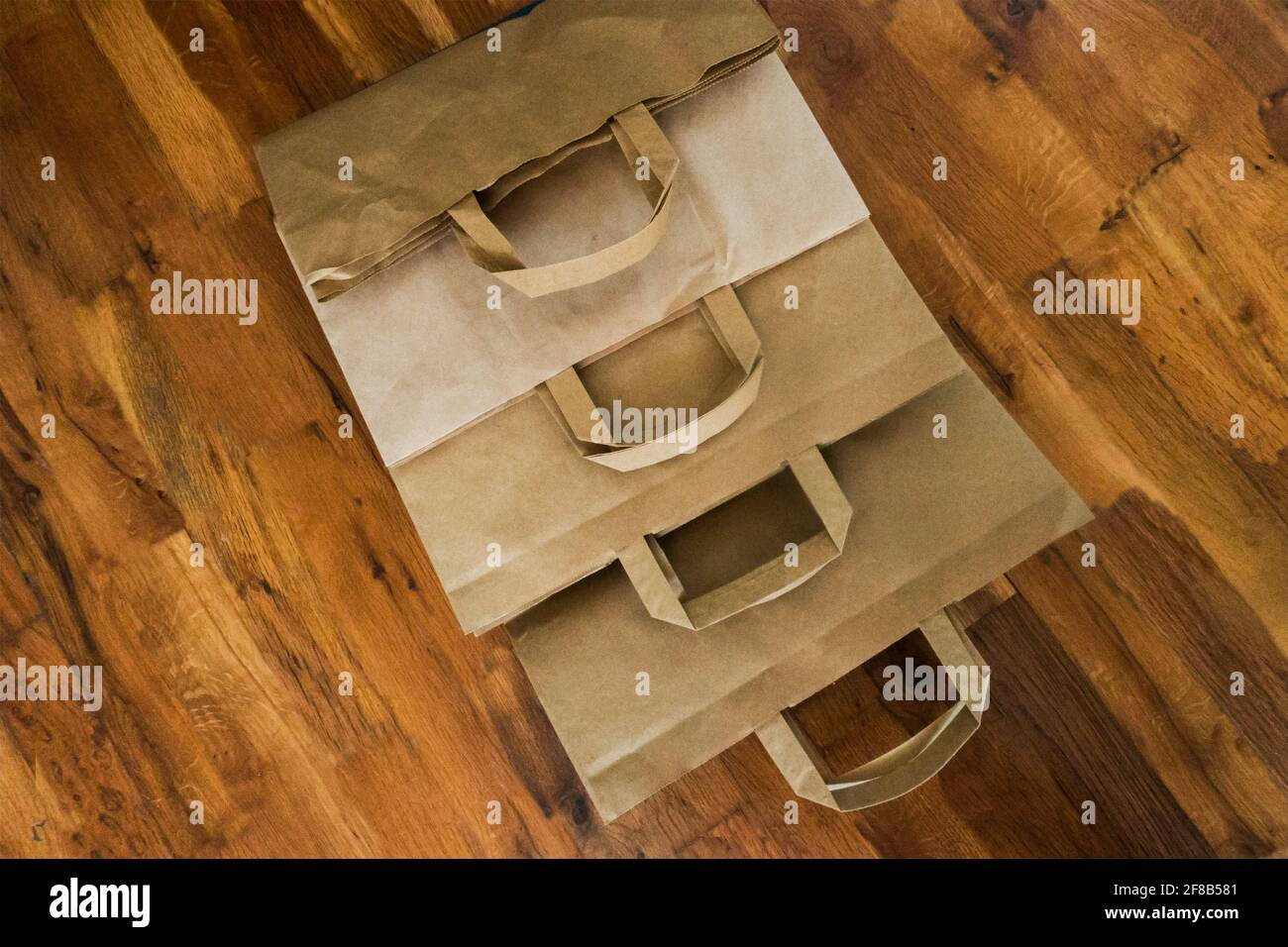 sacchetti di carta su una superficie di materiale di legno Foto Stock