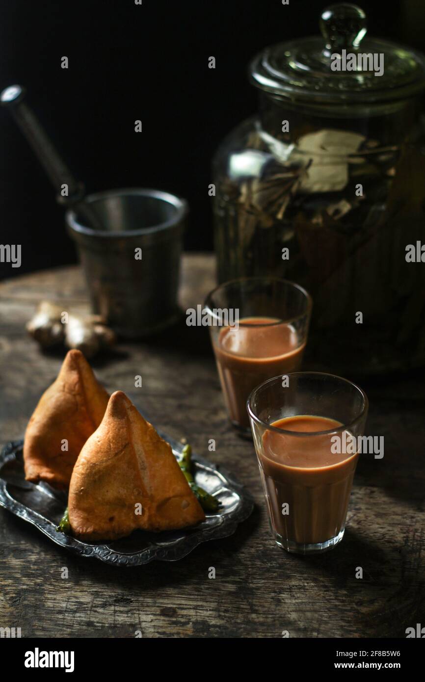 Samosa n ultra-popolare ricetta di spuntini fritti fatti con patate speziate e farina normale. E' un antipasto popolare, antipasti o anche come cibo di strada. Foto Stock