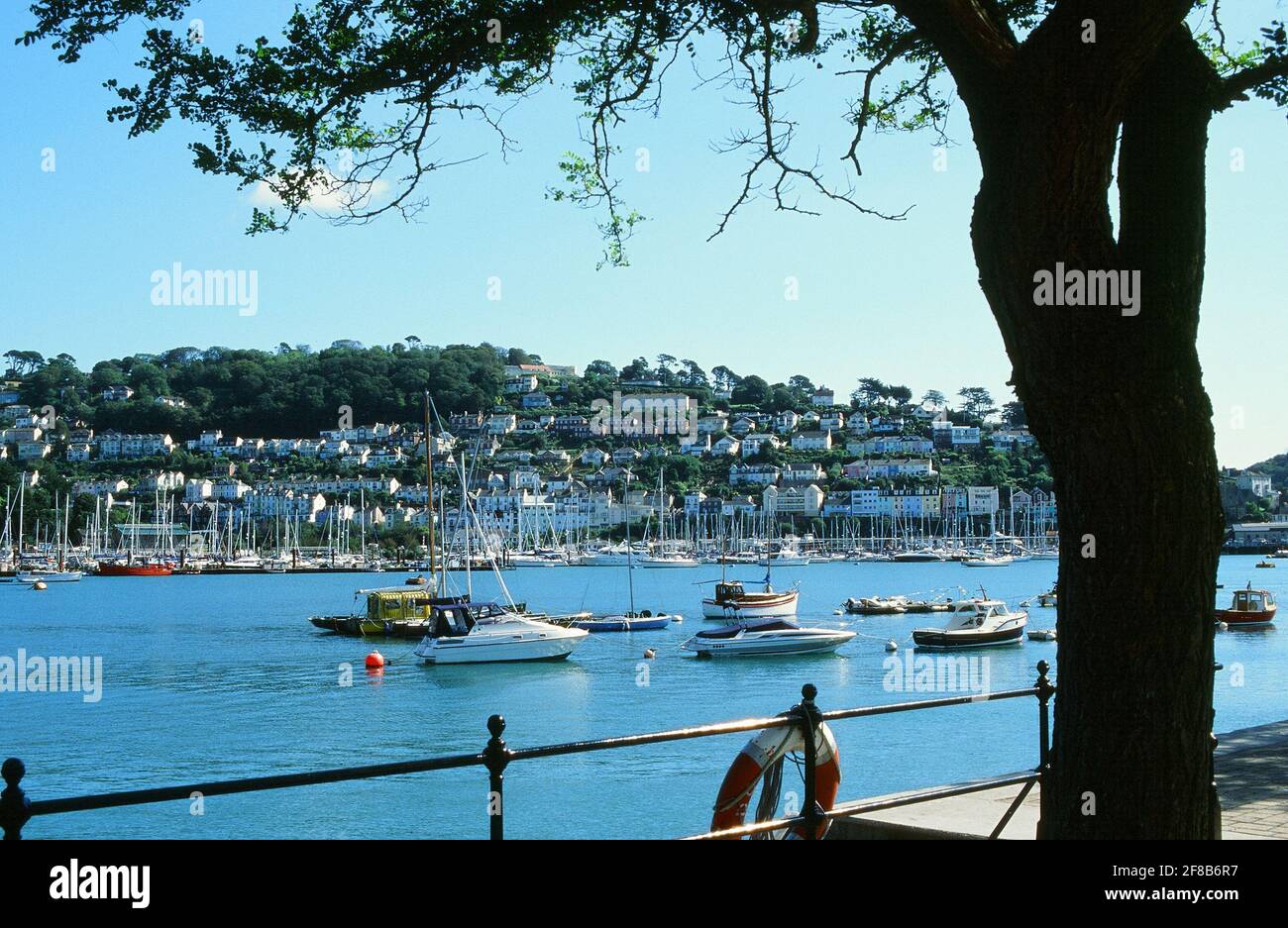 Kingswear visto da Dartmouth, Devon, in estate, con il fiume Dart, Inghilterra sud-occidentale, Regno Unito Foto Stock