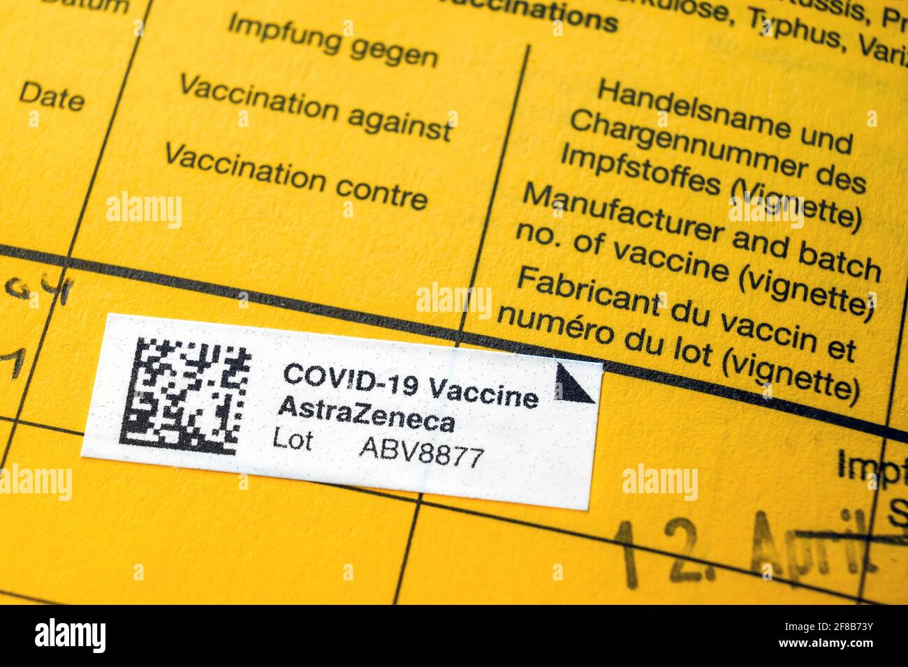 Dortmund, 13.04.2021: Eintrag einer durch die Kassenärztliche Vereinigung Westfalen-Lippe (KVWL) vorgenommene Erstimpfung mit dem Impfstoff AstraZeneca in einem Impfbuch, Impfpass. --- Dortmund, Germania, 12 aprile 2021: Certificato di vaccinazione, iscrizione di una prima vaccinazione con il vaccino AstraZeneca effettuata dall'Associazione dei medici legali di assicurazione sanitaria Westphalia-Lippe (KVWL) in un libro di vaccinazione, certificato di vaccinazione. Foto Stock