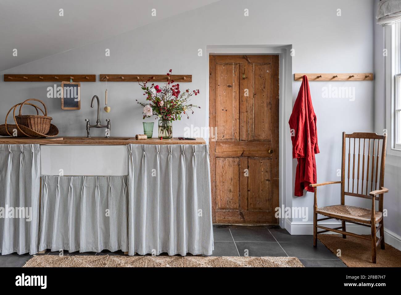 Ticchettio tessuto da Ian Mankin in 'Archivio' utility room di Agriturismo di grado II elencato Suffolk Foto Stock