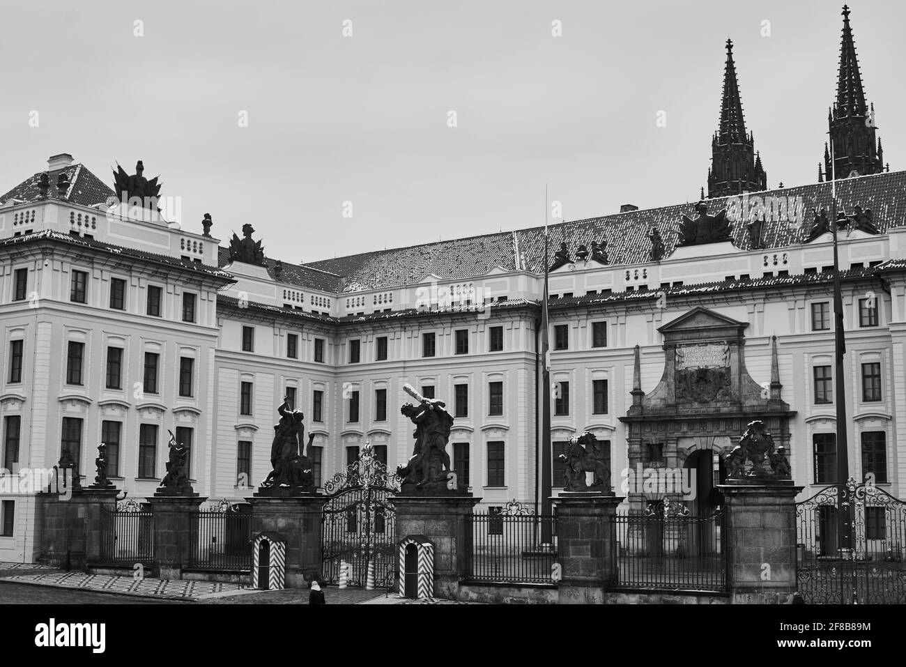 PRAGA, REPUBBLICA CECA - 07 gennaio 2021: Praga, Repubblica Ceca - 7 gennaio 2021: Area di ingresso vuota al Castello di Praga, nessuno sui posti di guardia Foto Stock