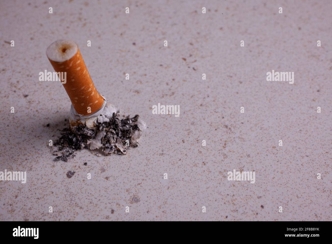 Primo piano di UNA sigaretta - Giornata mondiale del tabacco Foto Stock