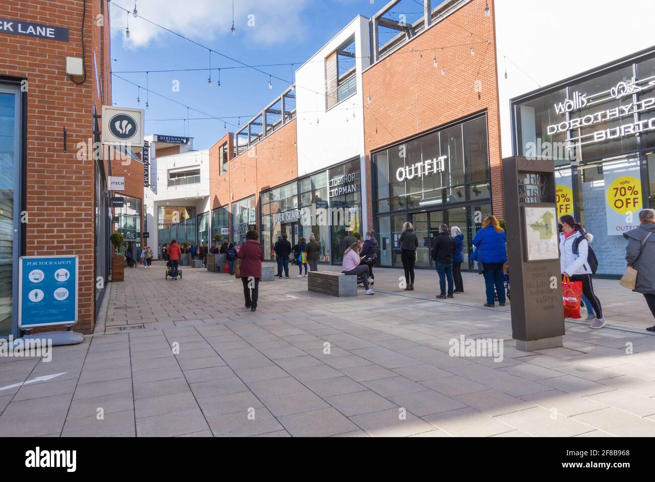 Il giorno in cui covid 19 restrizioni sono allevate le folle si affollano ai negozi con le code fuori Debenhams Hereford UK. Aprile 2021, Foto Stock