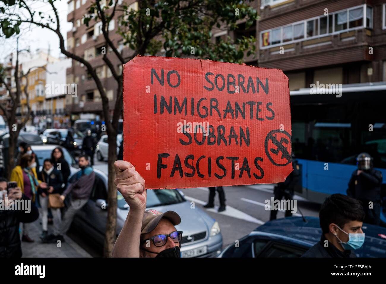 Madrid, Spagna. 12 Aprile 2021. Un protester tiene un cartello durante la dimostrazione. Il partito di estrema destra VOX ha tenuto un atto elettorale con il vice Javier Ortega Smith nella Plaza de Canal de Isabel II, nel quartiere di Tetuan, Madrid. I gruppi di quartiere hanno organizzato una manifestazione contro il rally che è stato rotto dalla polizia spagnola. (Foto di Diego Radames/SOPA Images/Sipa USA) Credit: Sipa USA/Alamy Live News Foto Stock