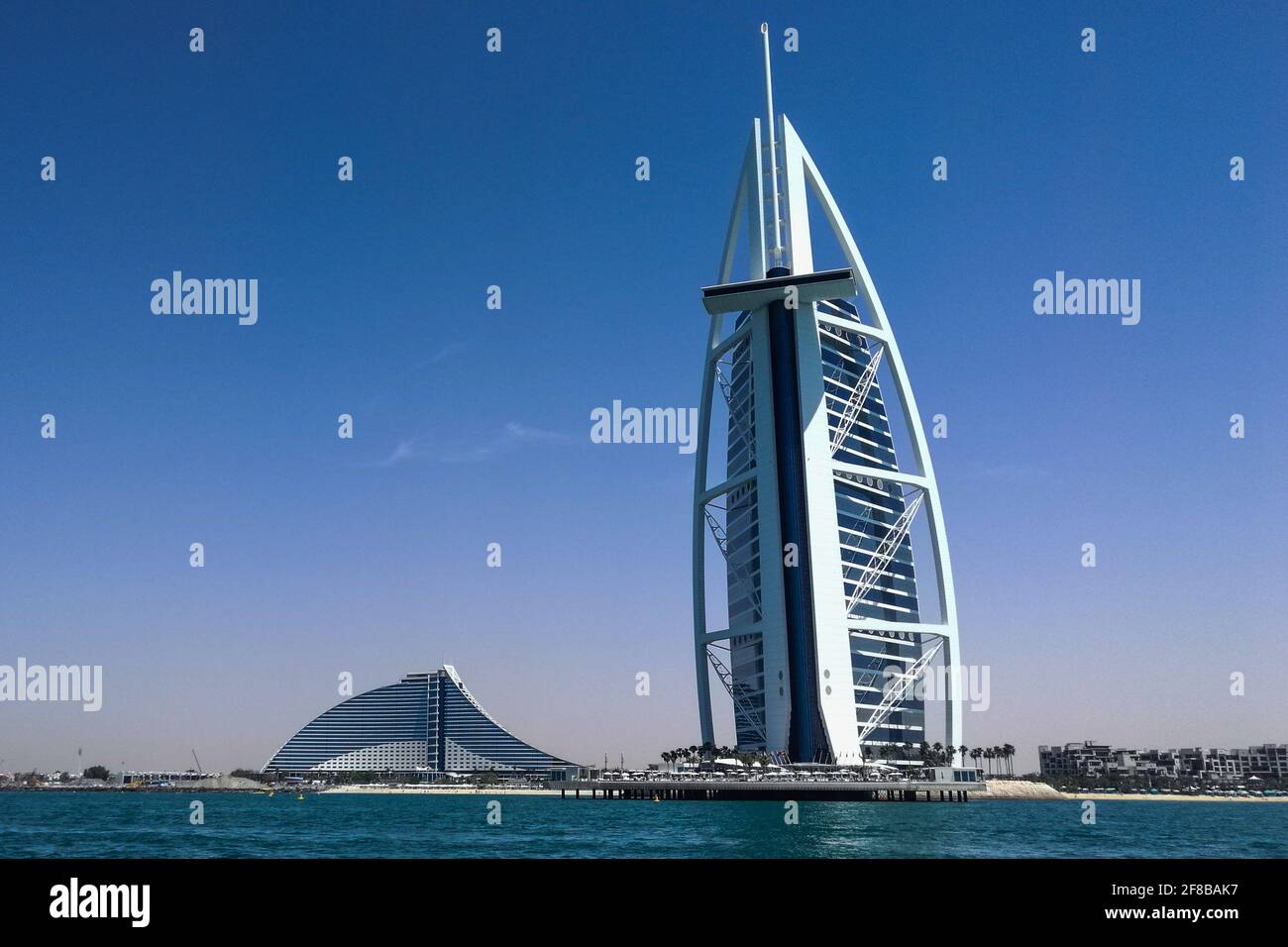 Il Burj al-Arab e' un hotel proclamato 'stella del sette' situato a Dubai, Emirati Arabi Uniti. Con una misura di 321 metri, fino al 2007 fu l'uso dell'edificio Foto Stock