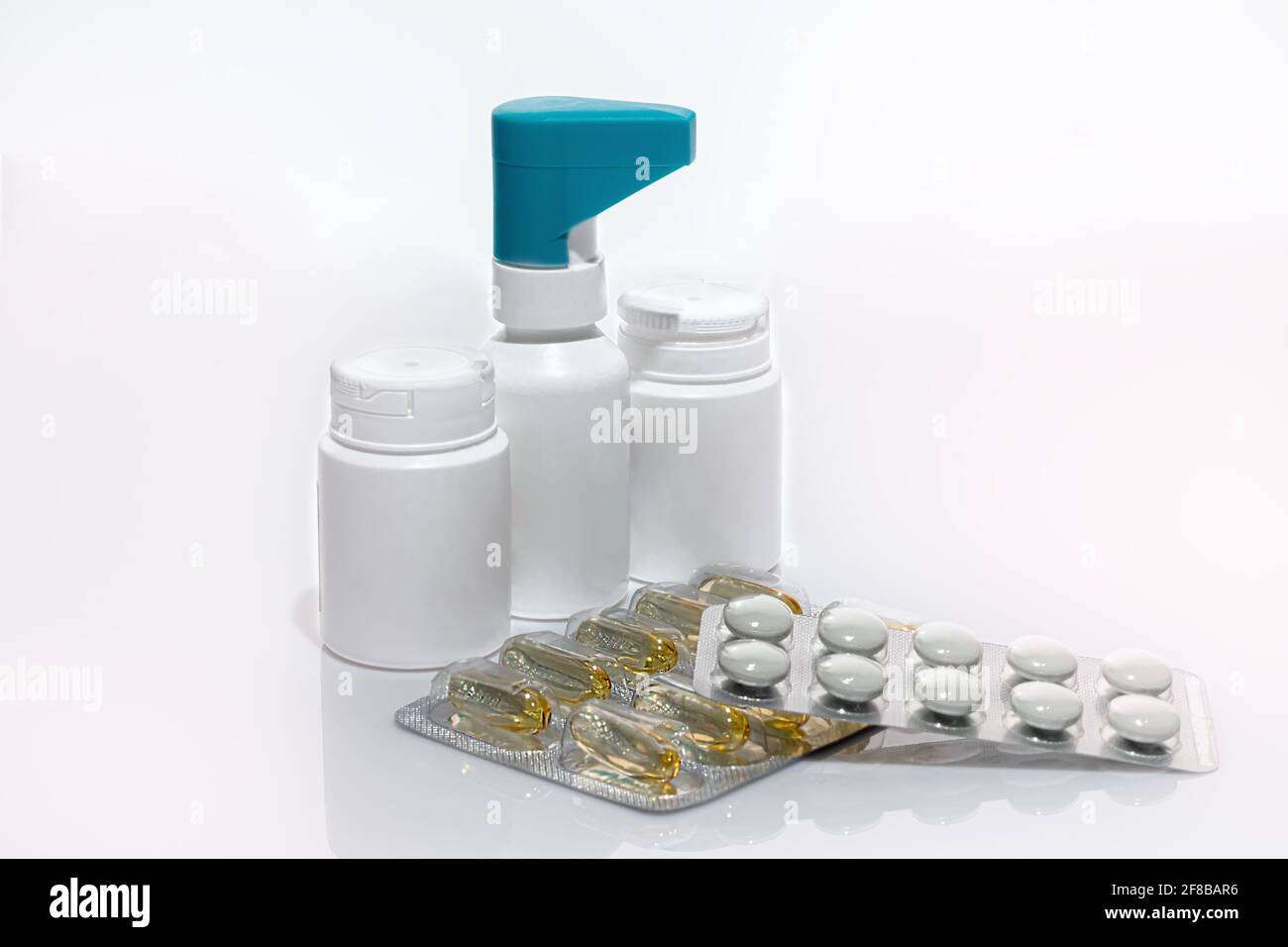 Pillole e vasi con farmaci su sfondo bianco. Isolare. Trattamento con coronavirus. Spazio di copia Foto Stock