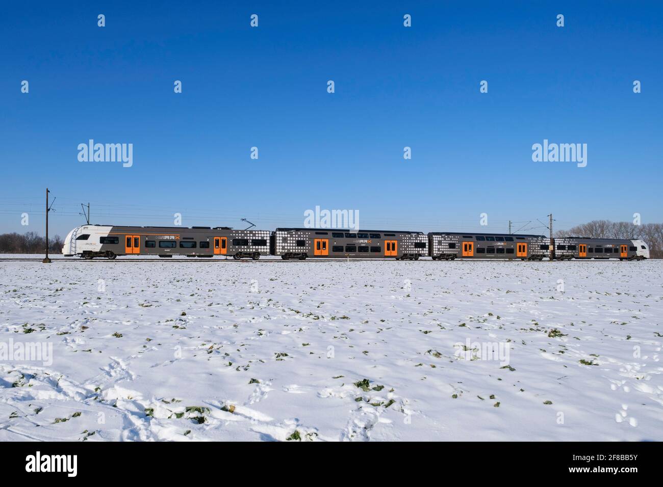 Treno in inverno con neve, Kamen, Ruhr zona, Nord Reno-Westfalia, Germania, Europa Foto Stock