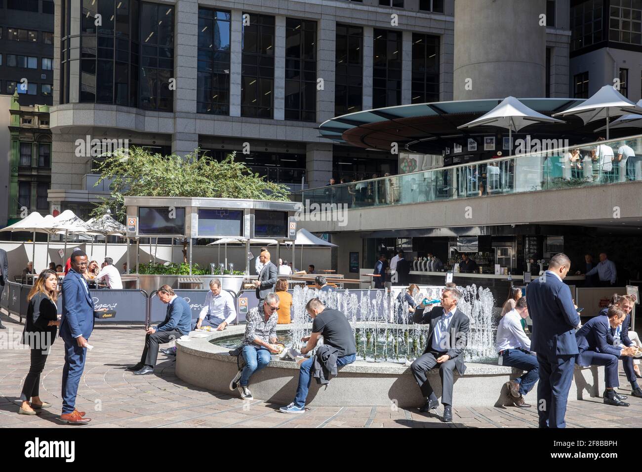 Nel centro di Sydney, gli impiegati godono di una pausa pranzo in una soleggiata giornata autunnale presso l'Australia Square nel centro di Sydney, NSW, Australia Foto Stock