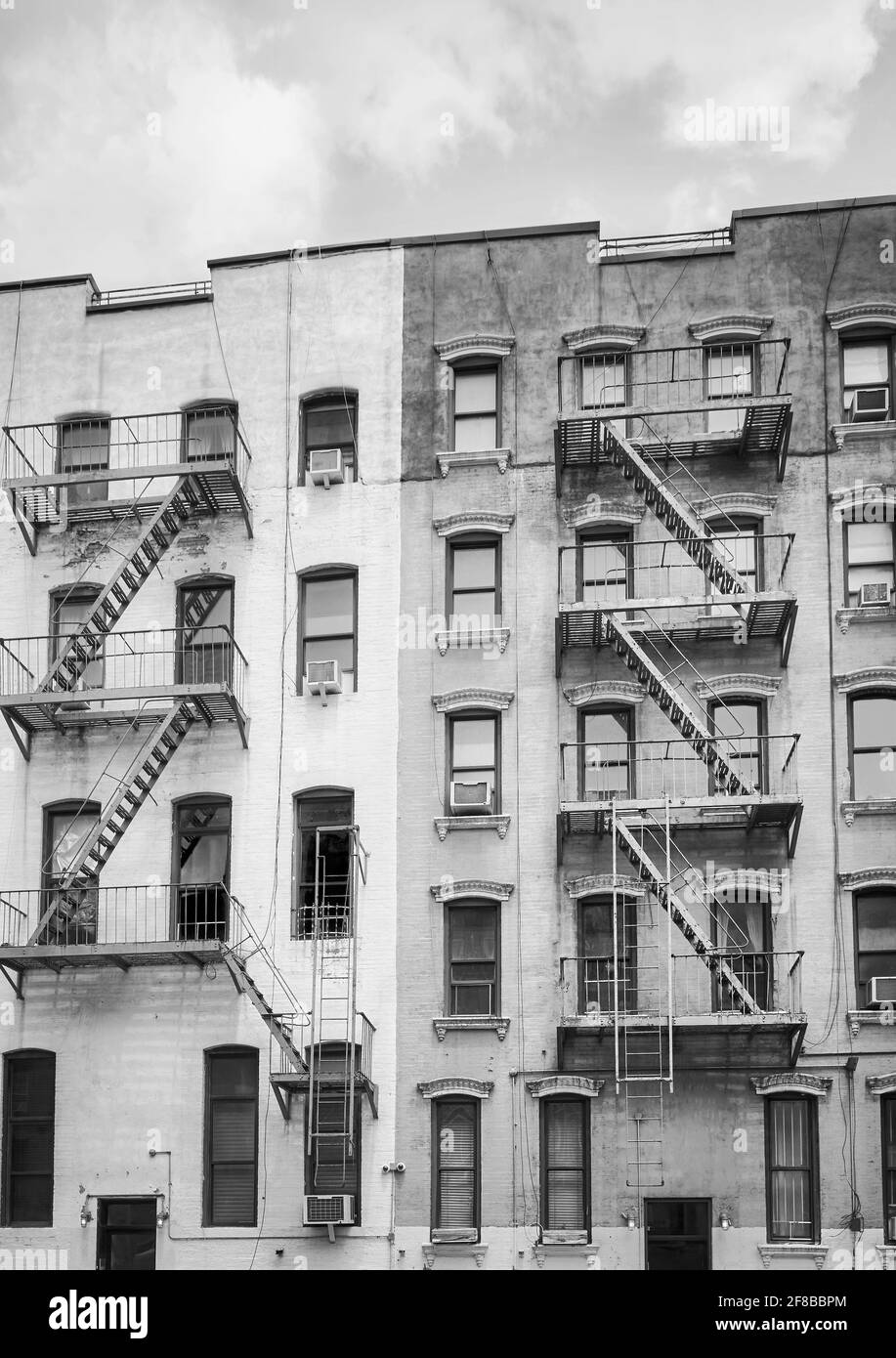 Immagine in bianco e nero di vecchi edifici con scappate di fuoco di ferro, New York City, USA. Foto Stock