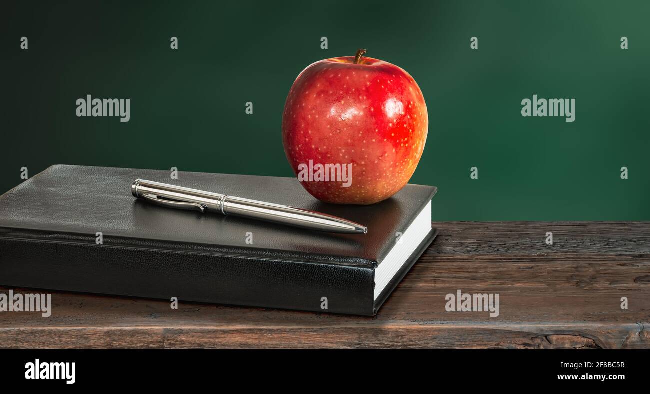 Concetto di educazione sana con mela e libro. Foto Stock