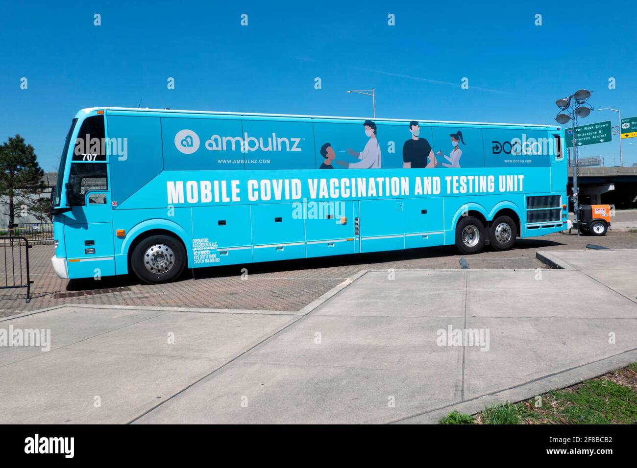Un'unità mobile di vaccinazione e test di covid AMBULNZ parcheggiata vicino al Citi Field a Flushing, Queens, New York City. Foto Stock