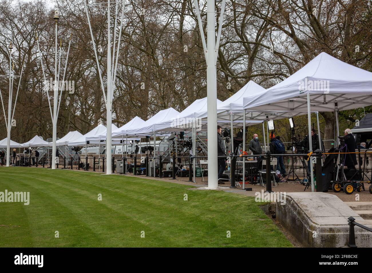Tende media erette sul verde fuori Buckingham Palace dopo l'annuncio della morte del duca di Edimburgo, principe Filippo di età 99 anni, 9 aprile. Foto Stock