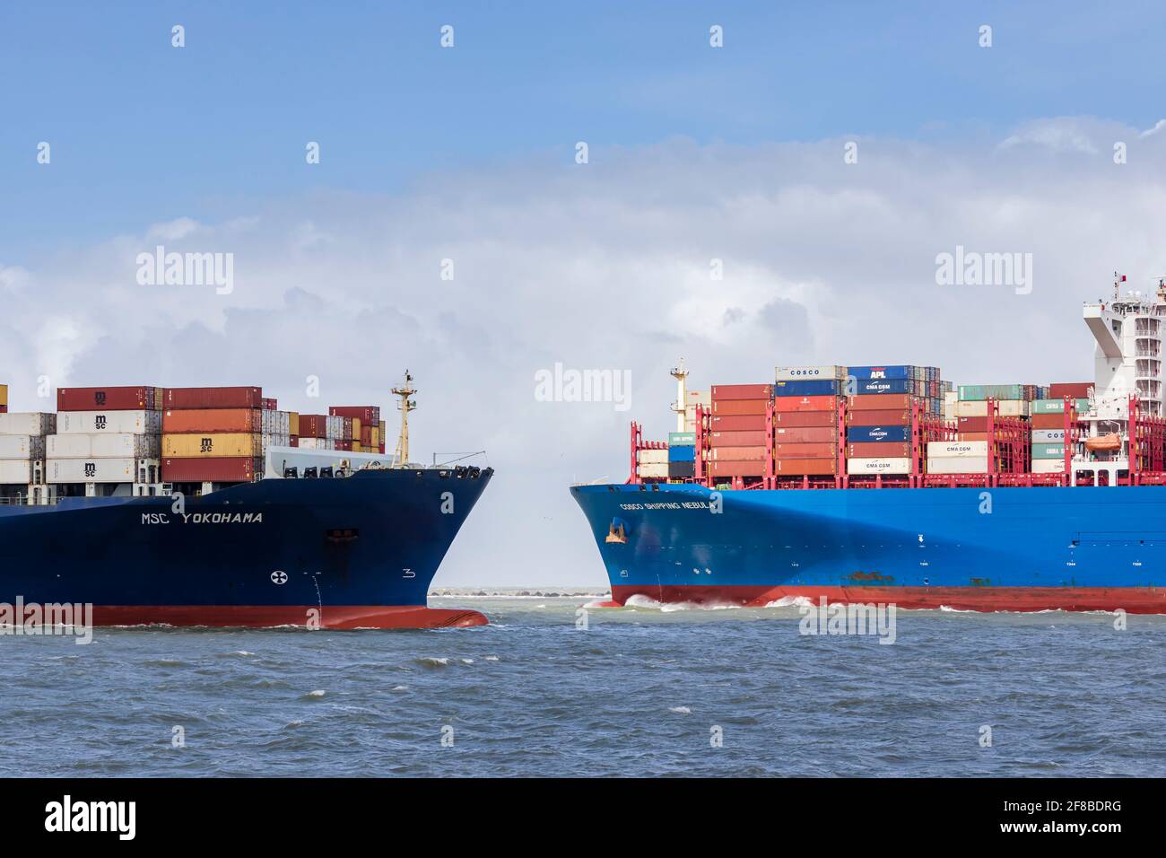 Navi portacontainer che passano l'una all'altra entrando e uscendo dal porto Di Rotterdam Foto Stock