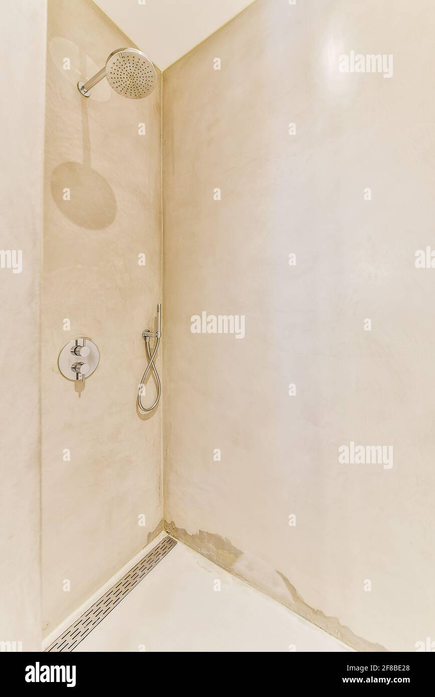 Cabina doccia con pareti grintose Foto Stock