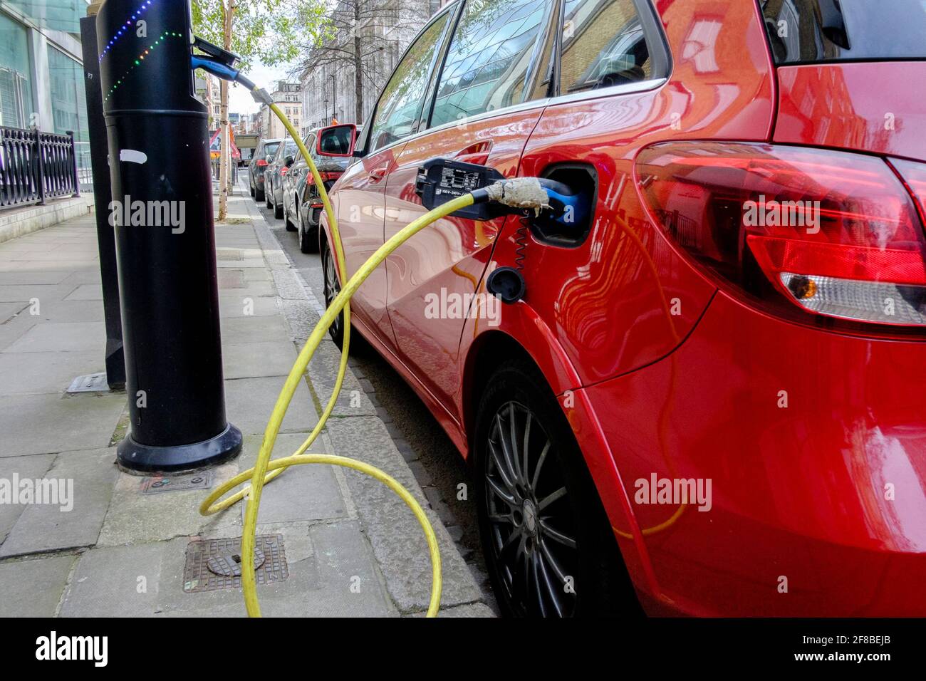 Auto elettrica al punto di ricarica sul marciapiede, Londra, Regno Unito Foto Stock