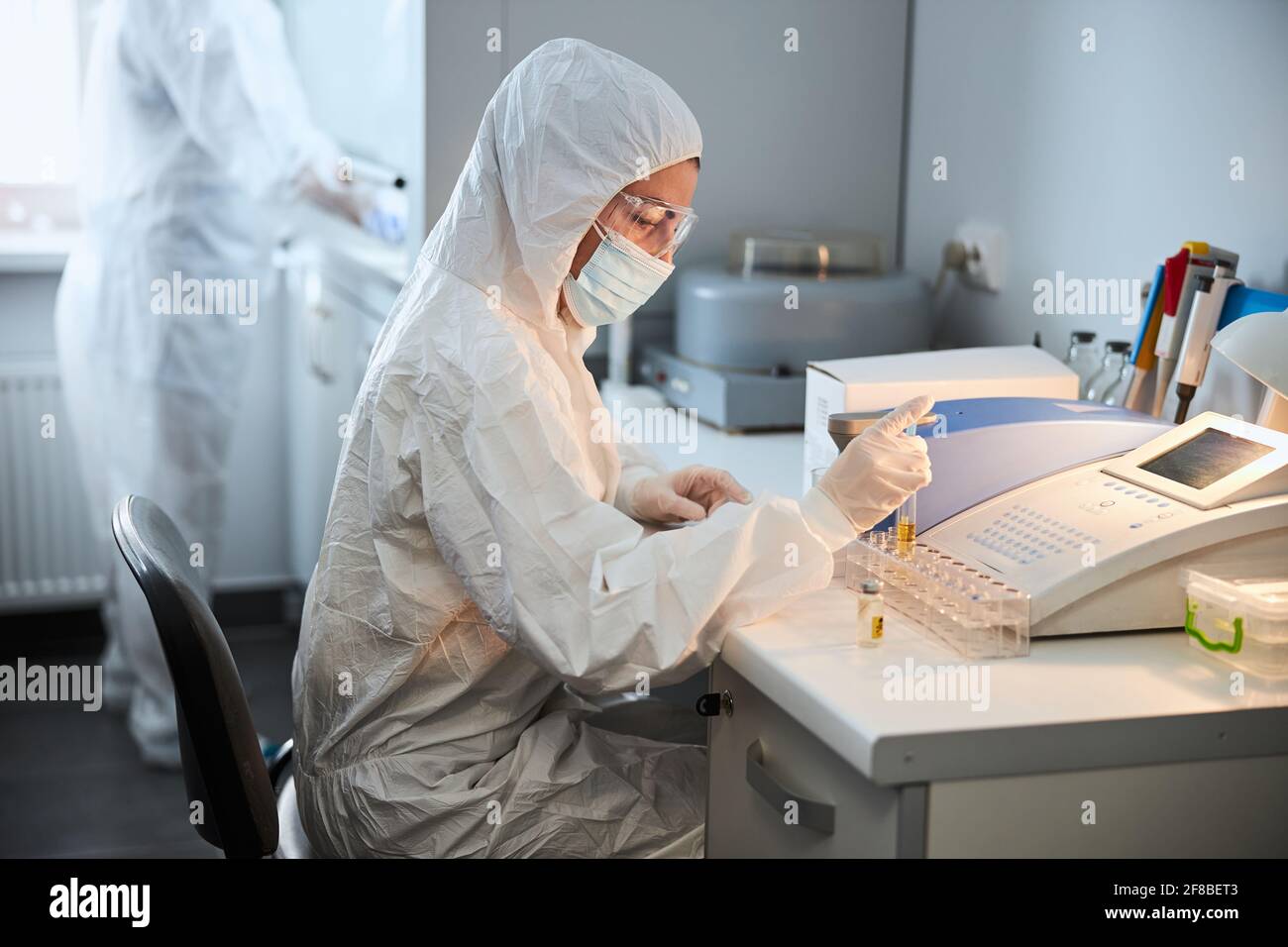 Due virologi che conducono ricerche scientifiche in un laboratorio Foto Stock