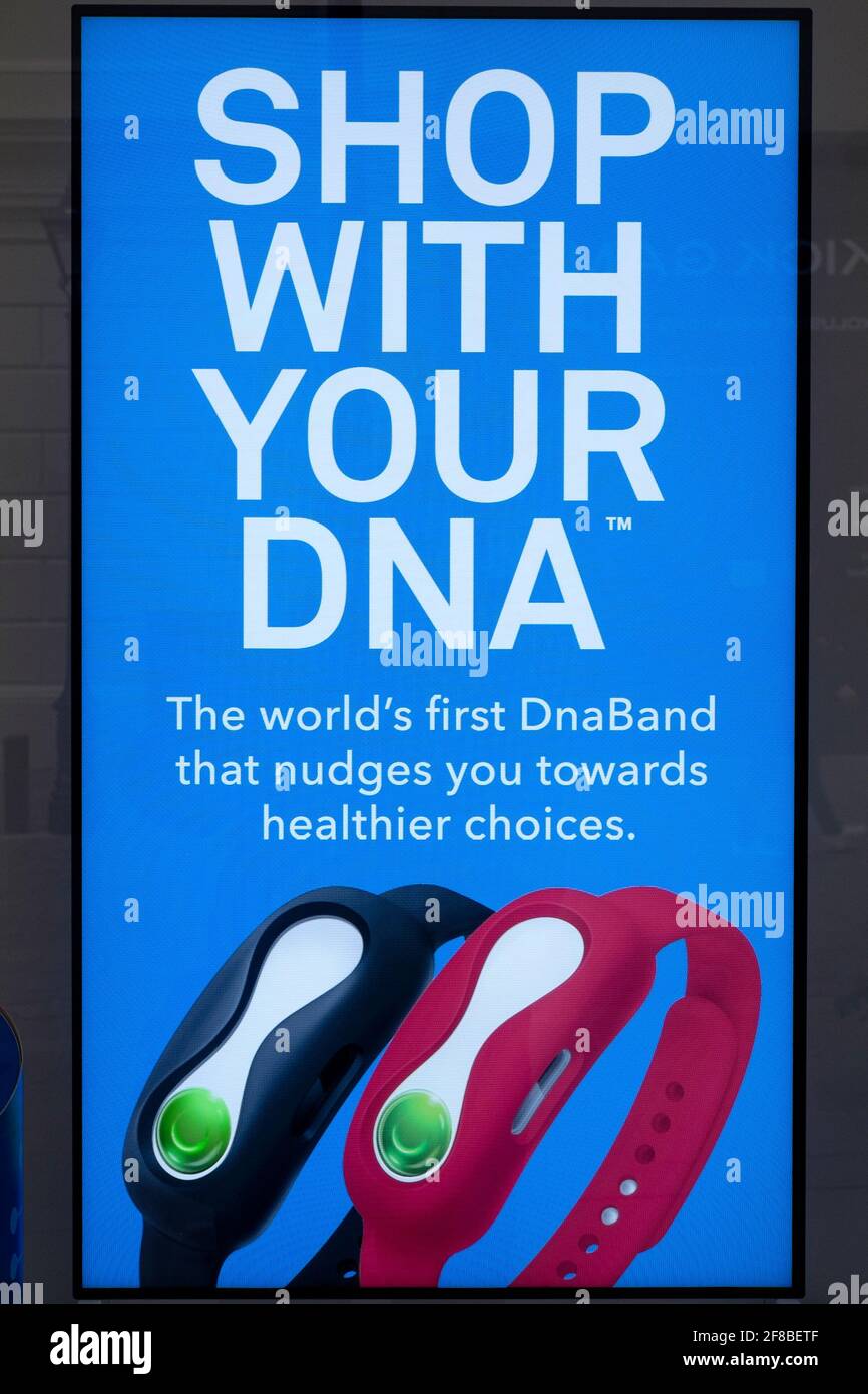 Schermo pubblicitario in vetrina del negozio DNANudge, Londra, Regno Unito. Foto Stock
