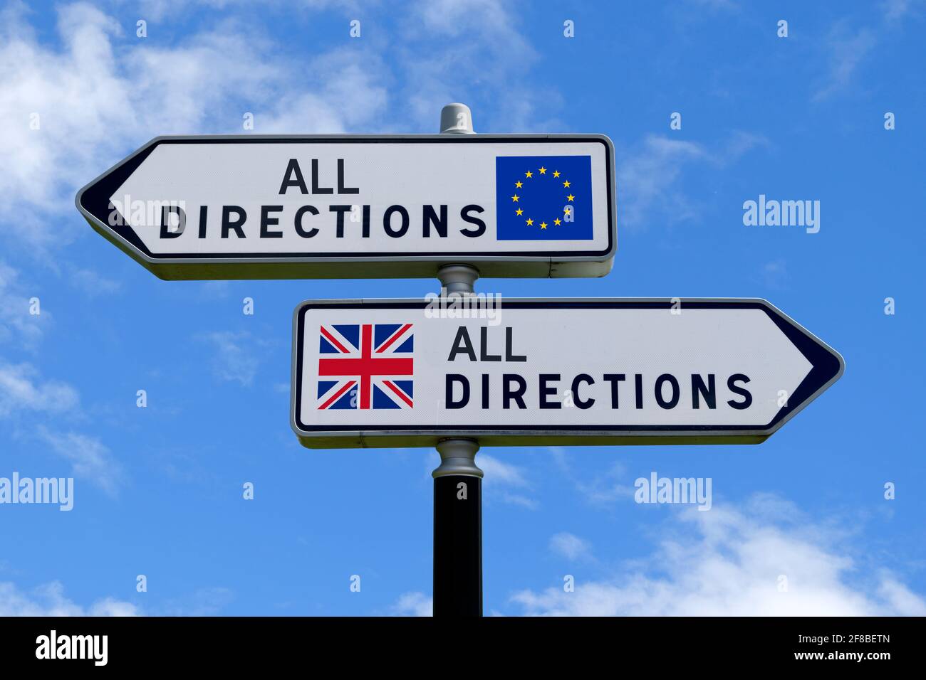 Cartello "tutte le direzioni" per Regno Unito ed UE. Foto Stock