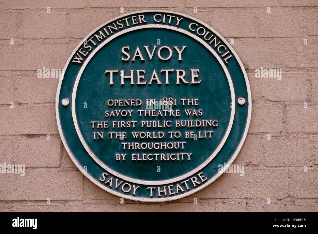 Lapide sul muro del Savoy Theatre di Londra che commemora il teatro come il primo edificio pubblico al mondo ad essere illuminato dall'elettricità in tutto il mondo. Foto Stock