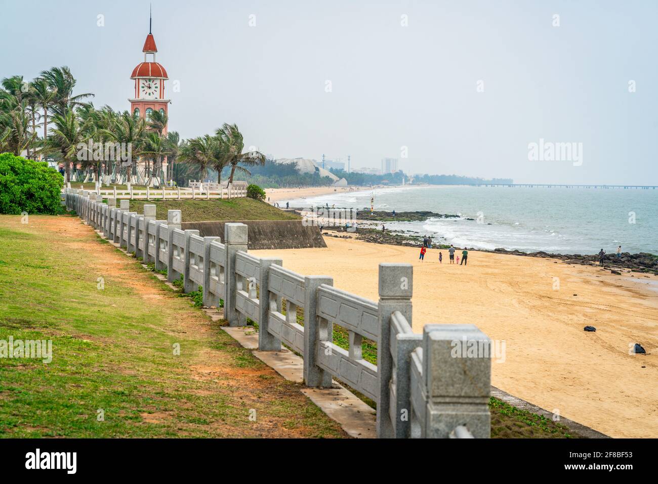 Panorama sulla spiaggia di Haikou con la torre dell'orologio Guanhaitai a Haikou Cina hainan Foto Stock