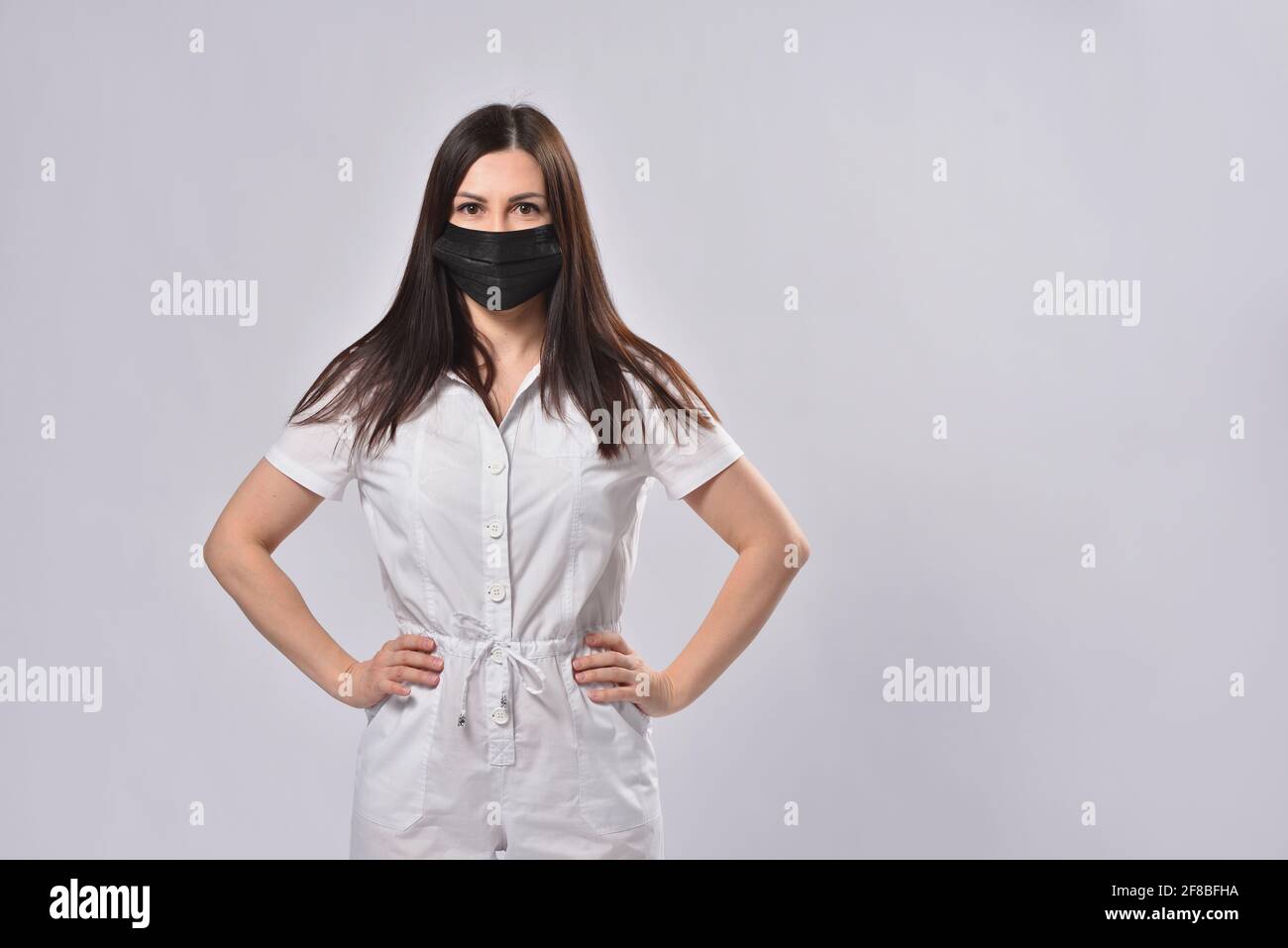 Donna sicura in maschera protettiva nera Foto Stock