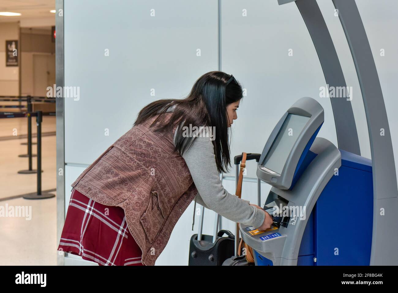 Giovane donna latino-americana all'aeroporto Pearson di Toronto, Canada Foto Stock
