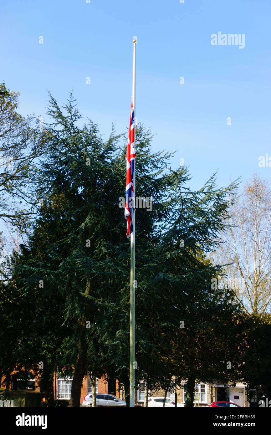 La Bandiera dell'Unione svetta a metà albero durante il periodo di lutto per il principe ereditario Phillip, il duca di Edimburgo. Aprile 2012. Chiesa di San Wulframs, Grantham, L. Foto Stock