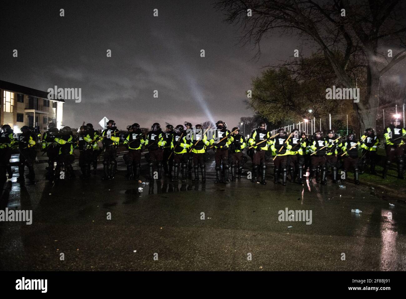 Brooklyn Center, Minnesota, 12 aprile 2021, i manifestanti e gli ufficiali di polizia si scontrano fuori dal Brooklyn Center Police Department il 12 aprile 2021 a Brooklyn Center, Minnesota, dopo l'uccisione di Daunte Wright. Foto: Chris Tuite/ImageSPACE /MediaPunch Foto Stock