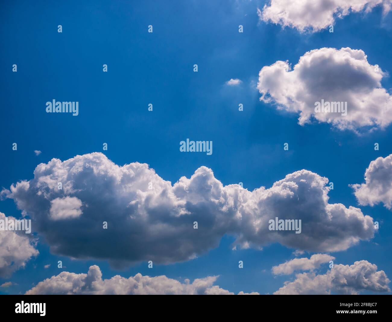 Le nuvole gettano un'ombra sul cielo blu scuro Foto Stock
