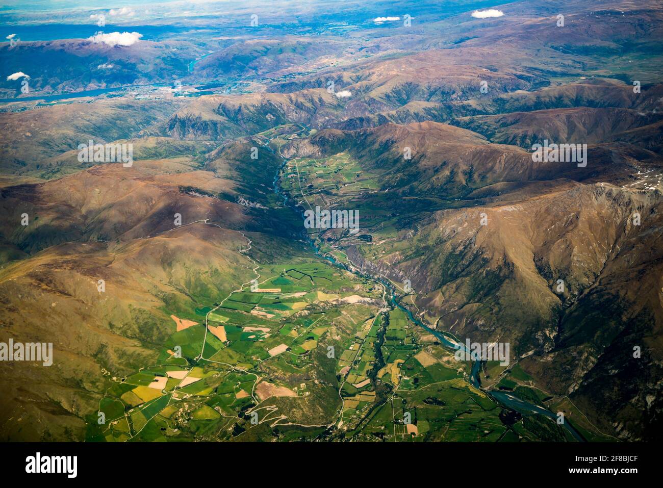 Veduta aerea delle catene montuose e del paesaggio del lago. Scatto panoramico dall'aereo che vola sopra le montagne vicino al Lago Wakapitu a Queenstown, Nuova Zelanda. Foto Stock