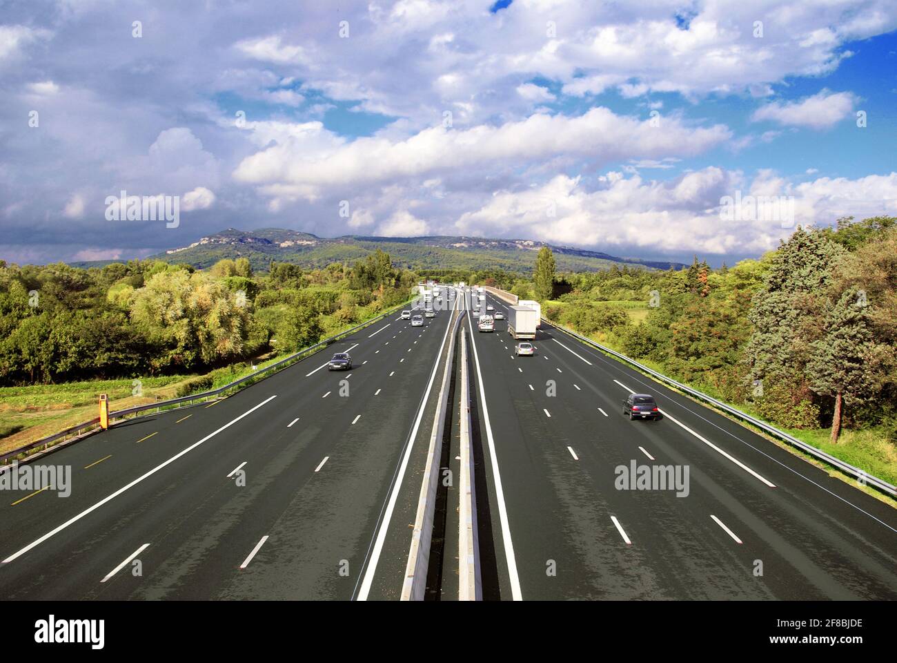 Vista aerea dell'autostrada sotto un cielo nuvoloso. Foto Stock