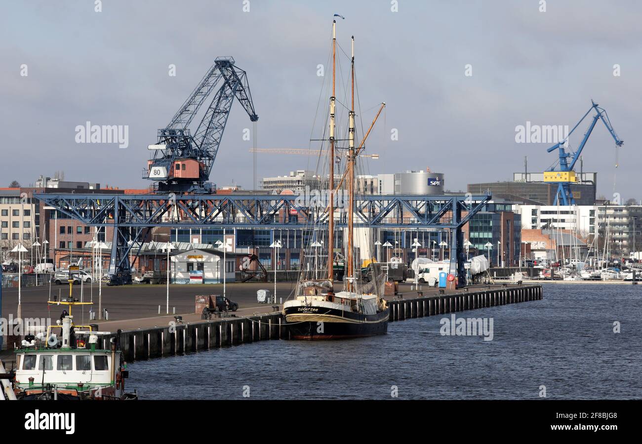 Rostock, Germania. 13 Apr 2021. Relativamente perduta, la tradizionale nave a vela "Zuiderzee" si trova sul lungo molo nel porto della città. Serve anche come sfondo marittimo per i passeggini che approfittano del sole tempo primaverile per un'escursione. Credit: Bernd Wüstneck/dpa-Zentralbild/ZB/dpa/Alamy Live News Foto Stock