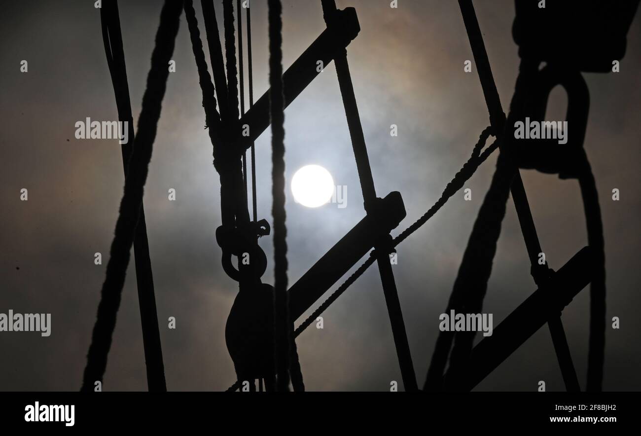 Rostock, Germania. 13 Apr 2021. Il sole splende attraverso la manipolazione della tradizionale nave a vela "Santa Barbara Anna" nel porto della città. La nave funge anche da sfondo marittimo per i passeggini che approfittano del bel tempo primaverile per un'escursione. Credit: Bernd Wüstneck/dpa-Zentralbild/ZB/dpa/Alamy Live News Foto Stock