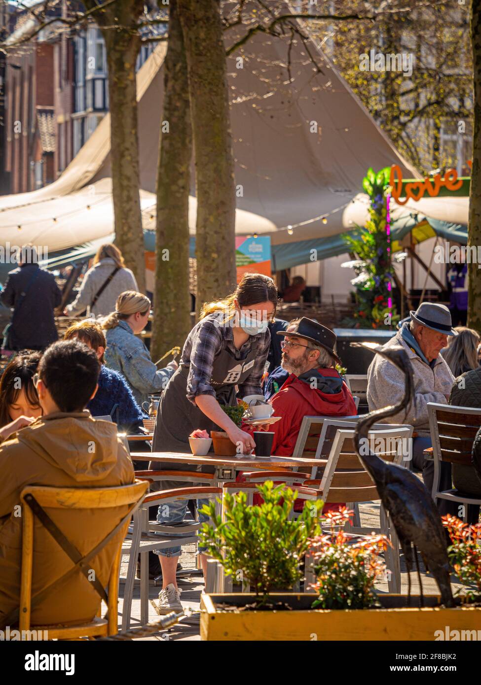 Le persone si divertono a incontrarsi all'aperto nei bar e nei bar del centro di York dopo aver alleggerito le restrizioni di blocco dovute al covid-19, aprile 2021. Foto Stock